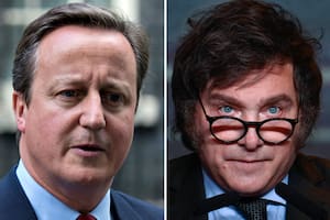 El canciller británico David Cameron y el presidente electo argentino, Javier Milei