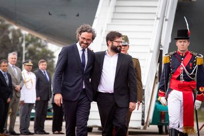 El canciller Cafiero recibe al presidente de Chile, Gabriel Boric, en Aeroparque.