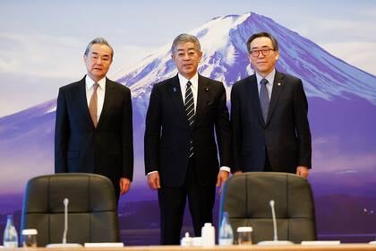 El canciller chino Wang Yi; el ministro de Relaciones Exteriores japonés, Takeshi Iwaya, y el canciller surcoreano, Cho Tae-yul, durante una reunión.