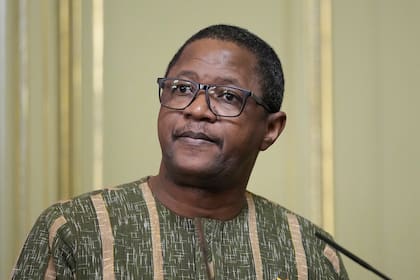 El canciller de Burkina Faso, Karamoko Jean Marie Traore en conferencia de prensa en Moscú el 3 de abril del 2025 (Archivo)