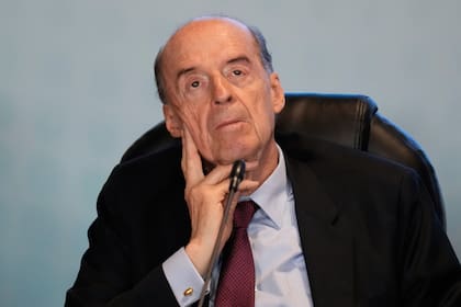 El canciller de Colombia Álvaro Leyva asiste a una conferencia con delegados internacionales sobre la crisis política de Venezuela, en Bogotá, Colombia, el 25 de abril de 2023.