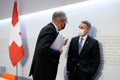 El canciller federal suizo, Guy Parmelin, y el presidente de la Confederación Helvética, Ignazio Cassis, tras una reunión para analizar la situación en Ucrania