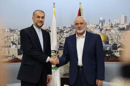 El canciller iraní, Hossein Amir Abdollahian, junto al líder de Hamas,  Ismail Haniyeh, en Doha. (Iranian Foreign Ministry / AFP)