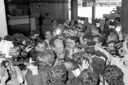 El canciller Nicanor Costa Mendez vuelve de una reunión del Consejo de seguridad de las Naciones Unidas, en los Estados Unidos, y dice que la posibilidad de la guerra con Inglaterra "se aleja"