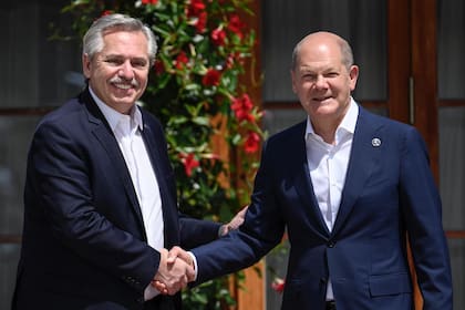El canciller Olaf Scholz saluda al presidente Alberto Fernández durante la cumbre de G7 en Alemania