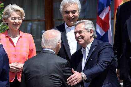 El canciller Olaf Scholz saluda al presidente Alberto Fernández durante la cumbre de G7 en Alemania