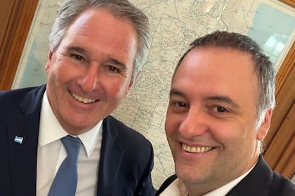 El canciller Pablo Quirno, junto a Manuel Adorni, jefe de Gabinete