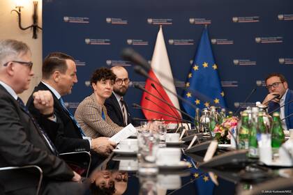 El canciller polaco, Radek Sikorski, durante un diálogo con periodistas latinoamericanos en Varsovia