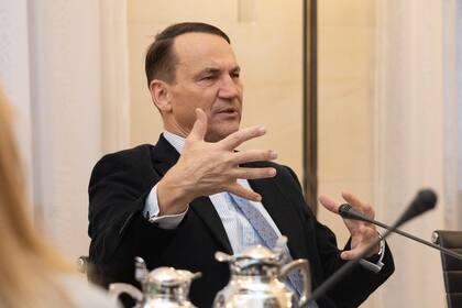 El canciller polaco, Radek Sikorski, durante un diálogo con periodistas latinoamericanos en Varsovia