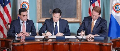 El canciller Rubén Ramírez, izquierda, firma el acuerdo con el secretario de Estado Marco Rubio, en agosto pasado