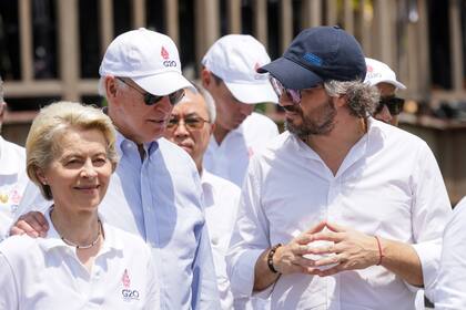 El canciller Santiago Cafiero junto al presidente estadounidense, Joe Biden