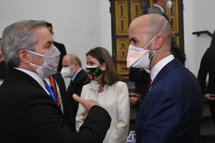 El canciller Solá conversa con Juan González en Quito. Prensa Cancillería.