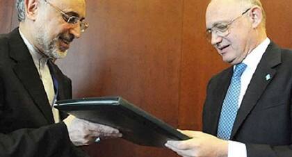 La foto de la firma del acuerdo que generó controversia con la comunidad judía.