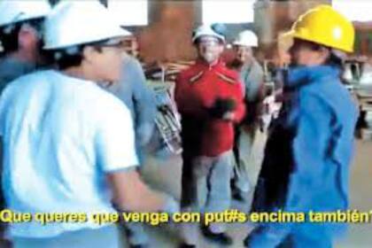 El candidato a gobernador, en el momento cuando bromeaba con unos obreros y manifestaba agravios