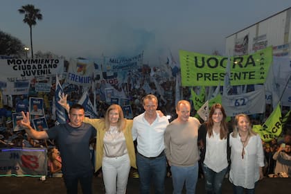 El candidato a gobernador oficialista, Adán Bahl, junto a Gustavo Bordet, quien se presenta como candidato a diputado, durante el cierre de campaña en Paraná