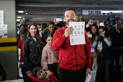 El candidato a la alcaldía de Bogotá, Carlos Fernando Galán, posa previo a ejercer su voto durante las elecciones territoriales, en la ciudad de Bogotá, Colombia, el 29 de octubre de 2023.