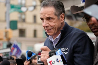 El candidato a la alcaldía de la ciudad de Nueva York, Andrew Cuomo, habla con los periodistas mientras hace campaña en Nueva York, el lunes 3 de noviembre de 2025. (AP Foto/Seth Wenig)
