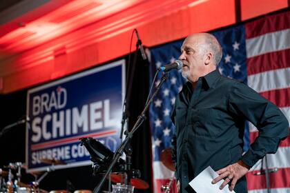 El candidato a la Corte Suprema de Wisconsin, Brad Schimel, acepta su derrota ante una multitud el martes 1 de abril de 2025, en Pewaukee, Wisconsin
