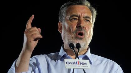 El candidato a presidente Alejandro Guillier, en el cierre de su campaña