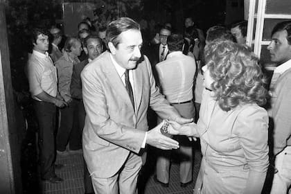 El candidato a presidente por la UCR en 1983, Raúl Alfonsín, entra al club Los Indios y saluda a la militante Gladys Hilgert. Atrás, Julio Ginzo, exdiputado nacional (Circa 1982)