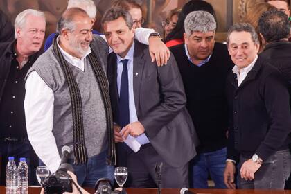 El candidato a presidente por UP Sérgio Massa junto a su compañero de fórmula Agustín Rossi se reunieron con la CGT.