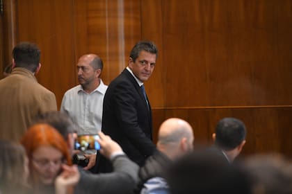 El candidato a presidente y ganador de la primera vuelta en la elecciones presidenciales, Sergio Massa, llega para dar una conferencia de prensa en el Ministerio de economía, hoy en Buenos Aires