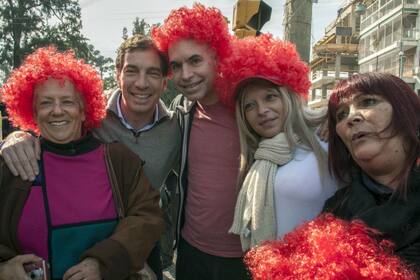 El candidato a senador porteño Diego Santilli se animó a las pelucas rojas junto al jefe de gabinete, Horacio Rodríguez Larreta