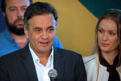 El candidato Aécio Neves, junto a su esposa en una conferencia de prensa en la ciudad de Belo Horizonte