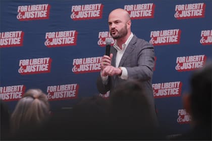 El candidato al cargo que ocupa Ken Paxton insinuó que el líder demócrata mintió en su solicitud para la ciudadanía al "ocultar su sentimiento antiestadounidense"