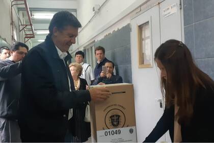 El candidato de Cambiemos, Gustavo Menna, votó esta mañana en Comodoro Rivadavia