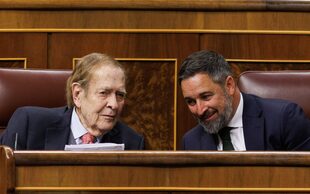 El candidato de la moción de censura, el profesor y economista Ramón Tamames, y el líder de VOX, Santiago Abascal, durante un debate de la moción de censura, en el Congreso de los Diputados, a 21 de marzo de 2023, en Madrid (España)