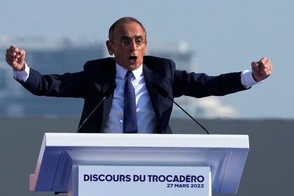 El candidato de la ultraderecha Eric Zemmour dando un discurso en Paris el 27 de marzo de 2022