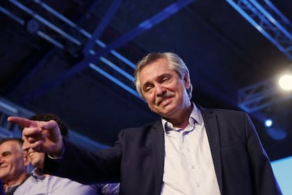 El candidato del Frente de Todos, Alberto Fernández saluda al público