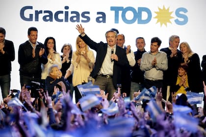 El candidato del Frente de Todos, Alberto Fernández, durante los festejos junto al resto de los postulantes del espacio