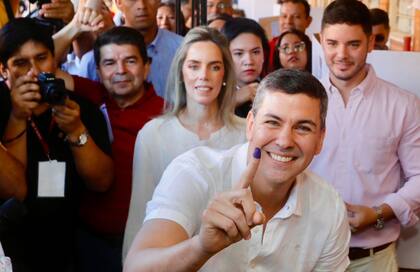 El candidato del Partido Colorado, Santiago Peña, ejerce su voto en las elecciones de Paraguay el 30 de abril de 2023