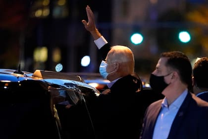 El candidato demócrata, Joe Biden, saluda a sus seguidores