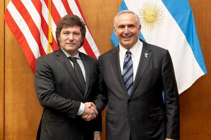 El candidato Javier Milei con el embajador de Estados Unidos, Marc Stanley
