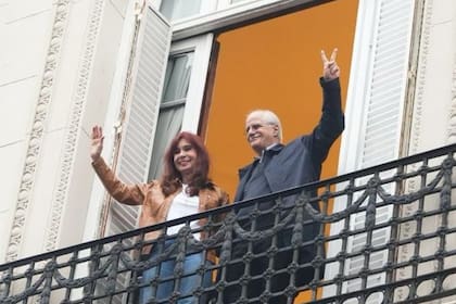 El candidato Jorge Taiana, junto a Cristina Kirchner, en el balcón del domicilio de la expresidenta