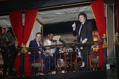 el-candidato-manuel-adorni-y-el-presidente-javier-CF34VCZ5VNGFBCLRB4DZU4S6LA