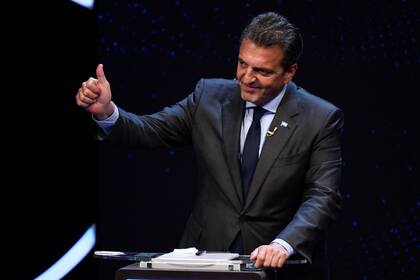 El candidato oficialista y ministro de Economía Sergio Massa al final de un debate presidencial, el domingo 12 de noviembre de 2023, en Buenos Aires. (Luis Robayo/Foto compartida vía AP)