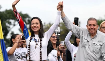 El candidato opositor Edmundo González Urrutia (der.) y la líder opositora María Corina Machado en un mitin de cierre de campaña en Caracas, el 25 de julio de 2024