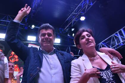 El candidato opositor Efraín Alegre junto a su mujer, Mirian Graciela Irun, durante el cierre de campaña en Asunción