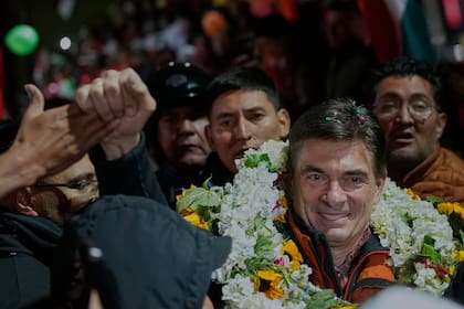 El candidato presidencial boliviano Rodrigo Paz saluda a sus seguidores durante un acto de campaña de cara al balotaje del 19 de octubre, en El Alto, Bolivia. (AP Foto/Juan Karita)