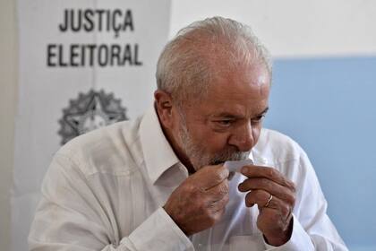 El candidato presidencial brasileño Luiz Inacio Lula da Silva ha ejercido su derecho al voto en la segunda vuelta de las elecciones presidenciales en la localidad de Sao Bernardo do Campo. (NELSON ALMEIDA / TÉLAM)