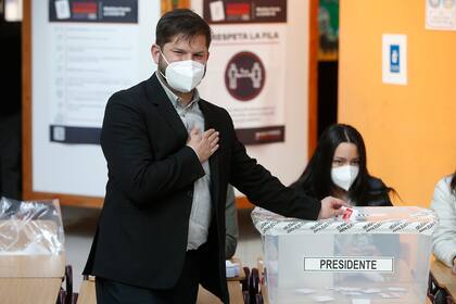El candidato presidencial chileno Gabriel Boric, del partido Apruebo Dignidad, emite su voto durante la segunda vuelta de las elecciones presidenciales en Punta Arenas, al sur de Chile