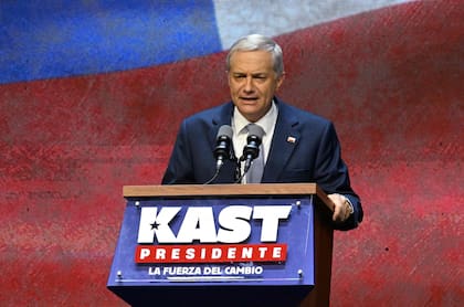 El candidato presidencial chileno José Antonio Kast, del Partido Republicano, pronuncia un discurso mientras celebra los resultados de la segunda vuelta presidencial en Santiago, el 14 de diciembre de 2025.