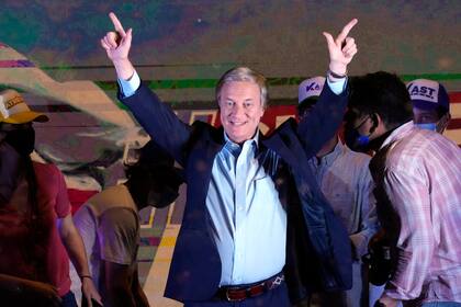 El candidato presidencial chileno por el Partido Republicano, José Antonio Kast, sacó la mayoría de los votos en las elecciones de primera vuelta y se enfrentará en diciembre a un ballottage con Gabriel Boric, líder del bloque Apruebo Dignidad -que nuclea al Frente Amplio y al Partido Comunista-; Kast reivindica la dictadura de Augusto Pinochet