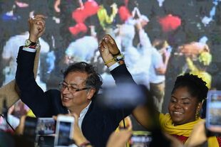 El candidato presidencial colombiano por la coalición Pacto Histórico, Gustavo Petro (L) y su compañera de fórmula Francia Márquez, celebran en la sede del partido, en Bogotá