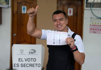 El candidato presidencial Daniel Noboa sostiene la papeleta que colocará en la urna durante la segunda vuelta electoral en Ecuador en la localidad de Olón el domingo 15 de octubre de 2023. (AP Foto/Martín Mejía)