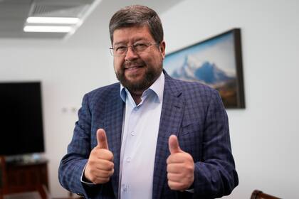 El candidato presidencial de Bolivia Samuel Doria Medina con los pulgares levantados al terminar una entrevista, en La Paz, Bolivia, el miércoles 30 de julio de 2025. (AP Foto/Juan Karita)